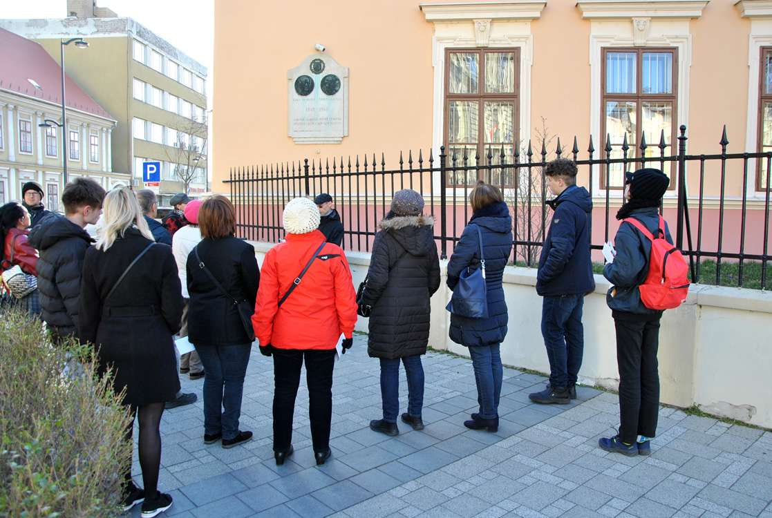 mai Smidt Múzeum 1773 óta álló épülete előtt Tóth Tamás Vass Viktor domborművére irányítja a figyelmet