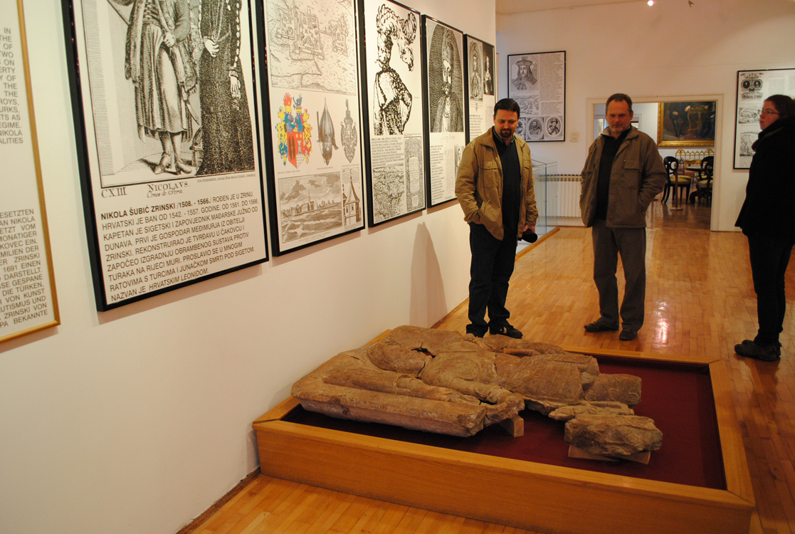 Vélhetőleg Szigetvári Zrínyi Miklós töredékes vörös márvány szarkofágja a Muraközi Múzeumban