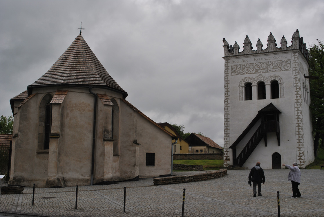 A Szent Anna templom és a reneszánsz harangláb a nagyőri kastély közelében