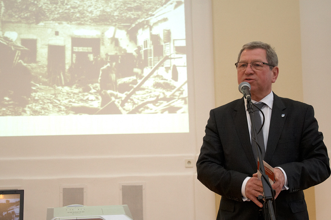 Dr. Puskás Tivadar polgármester úr köszöntötte a könyvbemutató résztvevőit (fotó: Nagy Zoltán)