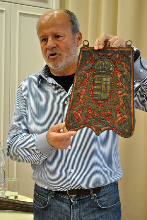 Fekete György kezében címerrel tarsollyal