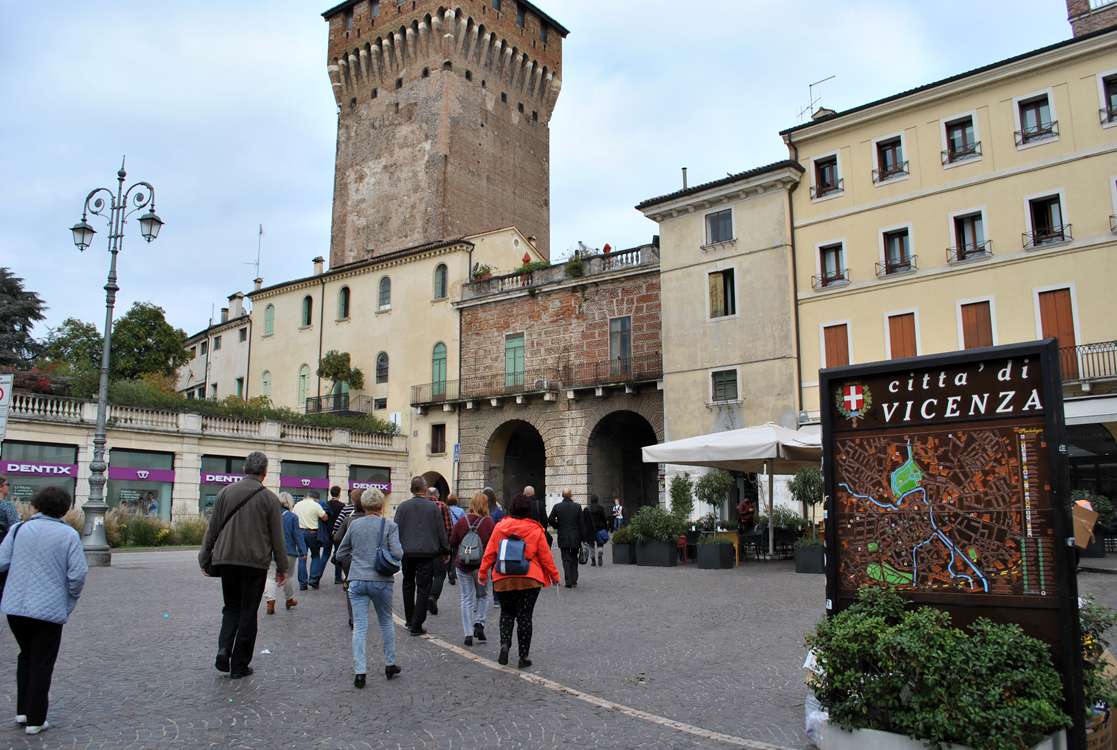 Porta Castello öregtornya