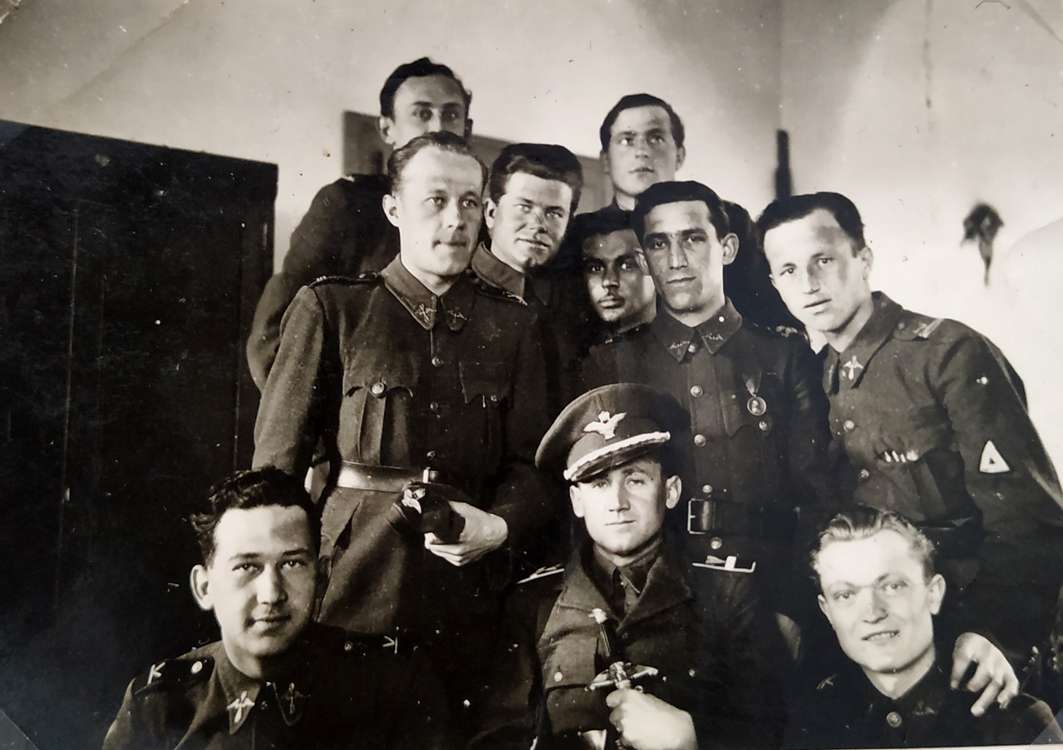 Bajtársak körében (Borovó, 1943)