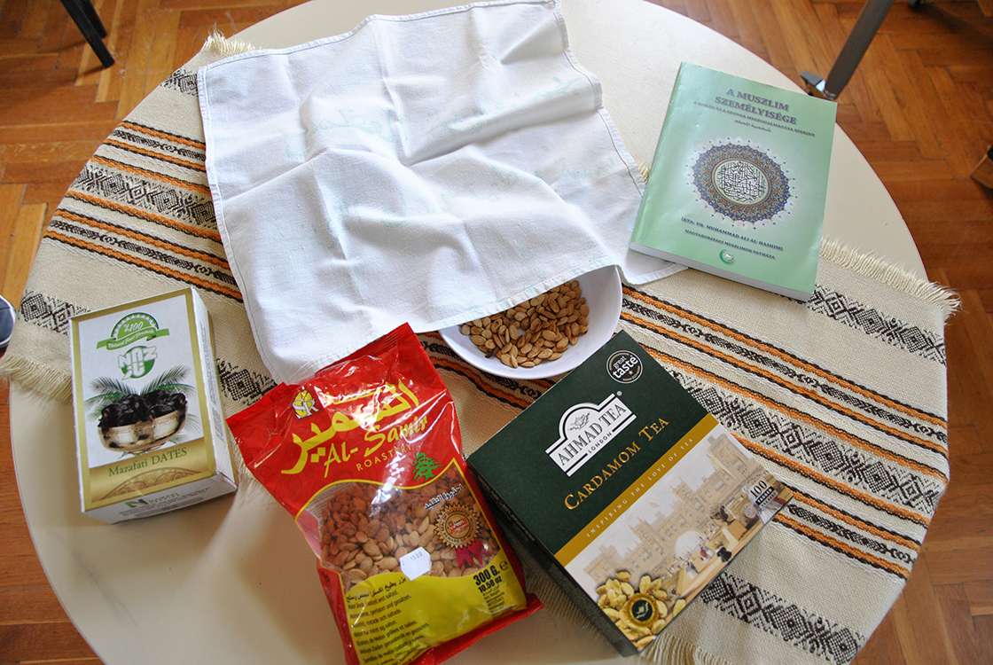 Egy kis kóstolót? Egyesült Arab Emírségekből származó tea, iráni datolya és pirított, sózott dinnyemag