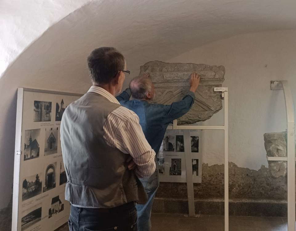 Tóth Kálmán és dr. Kiss Gábor régész római kőemléket tanulmányoz